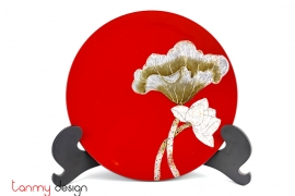Đĩa sơn mài tròn đỏ vẽ hoa sen cẩn trứng 25 cm ( không kèm chân đế)